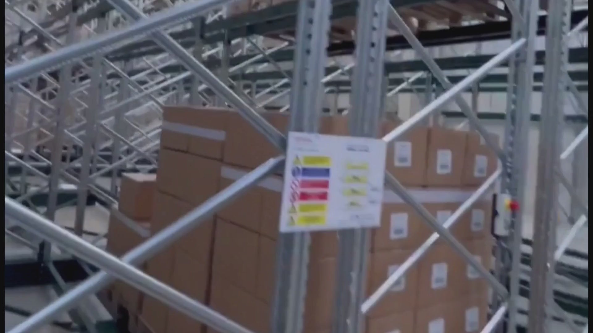 Video della logistica che mostra il funzionamento delle scaffalature mobili utilizzate per ottimizzare gli spazi e aumentare la capacità di stoccaggio