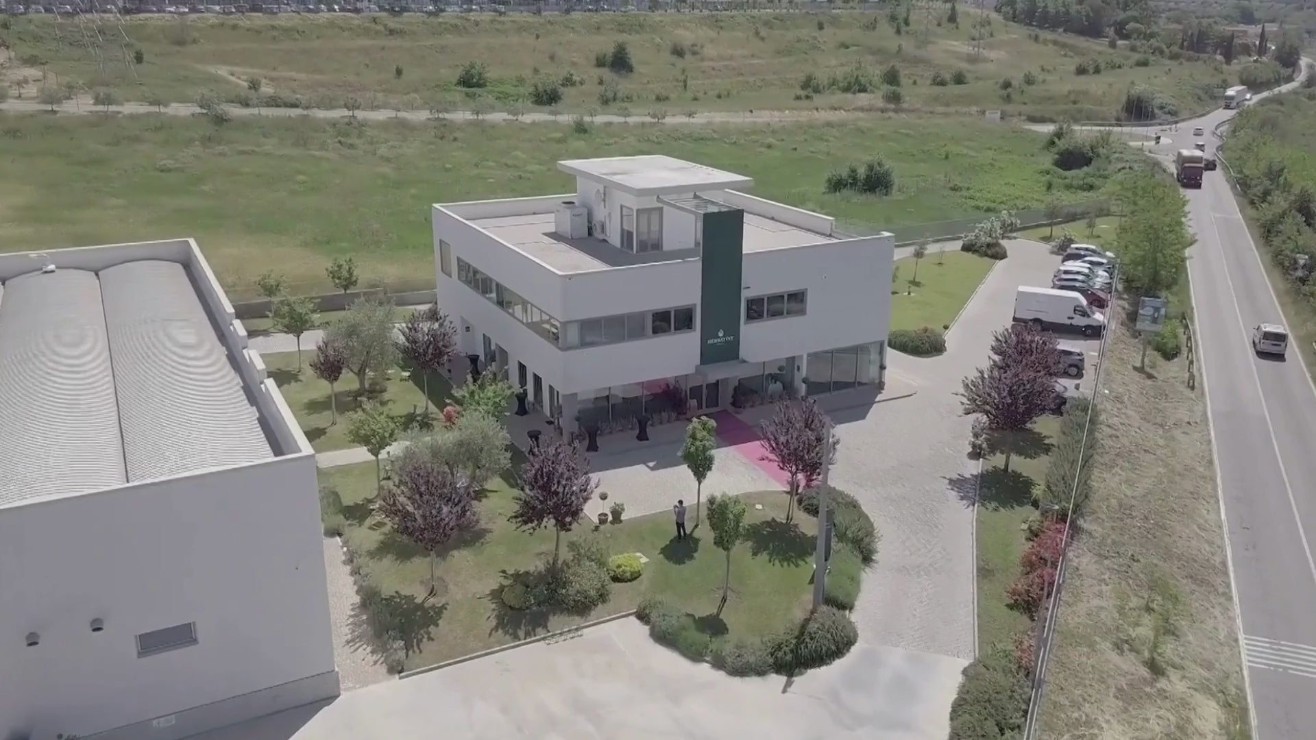 Vista dall’alto con drone dei due edifici aziendali, uffici e area logistica